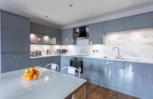 City Centre Glasgow Apartment | Stunning 2 Bed Merchant City Apartment with Residents Parking (Bell 2)