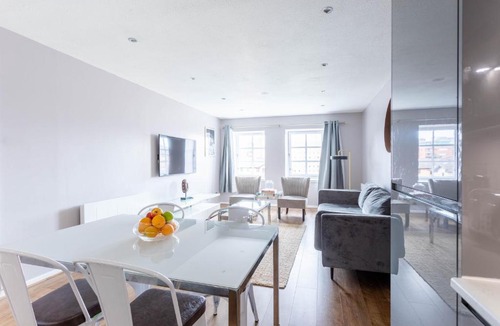 City Centre Glasgow Apartment | Stunning 2 Bed Merchant City Apartment with Residents Parking (Bell 2)