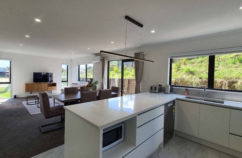 Hamilton House | Stunning 3 Bedrooms House Close to University