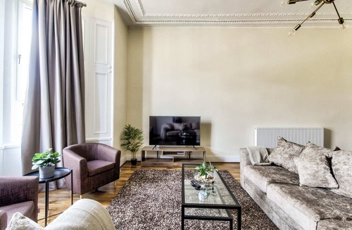 Pollokshields Apartment | Stunning 5 bedroom apt, close to city centre, SEC, Hydro and motorway