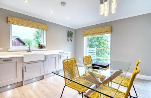 Crianlarich Ski Chalet | Stunning 5 star lodge with loch and mountain views