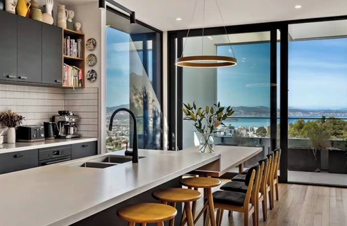 West Hobart House | Stunning home with Breathtaking Views. Perfect for big groups and families!