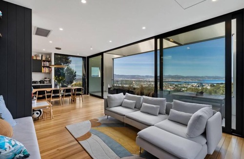 West Hobart Villa | Stunning home with Breathtaking Views