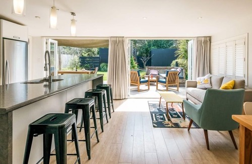 Oneroa House | Stunning, island time holiday retreat