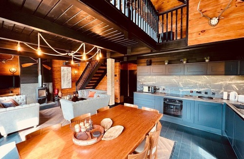 Foyers Ski Chalet | Stunning Loch Ness lodge with hot tub and sauna