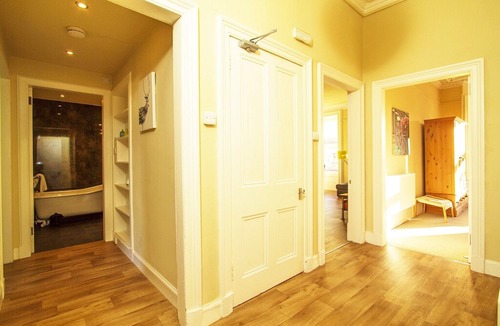 Tollcross Apartment | Stunning Luxury Spacious Apart in Edinburgh