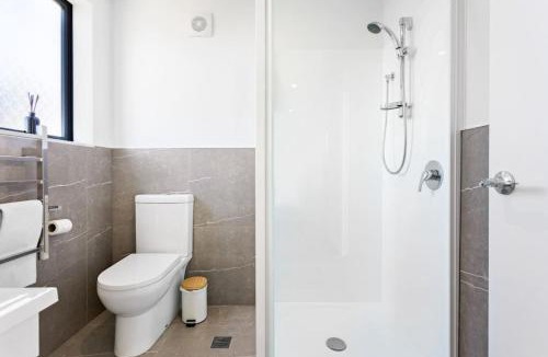 Pukekohe House | Stunning New 2BR Luxury in Pukekohe - WiFi Netflix