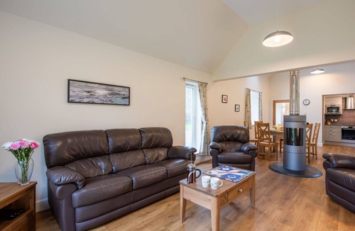 Corrimony House | Stunning private villa for 6 guests with WIFI, TV, terrace and pets allowed