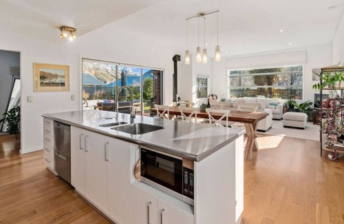 Arthur's Point House | Stunning Queenstown home surrounded by mountains