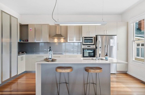 Sandy Bay House | Stunning Renovated Home, close to CBD Sleeps 8.