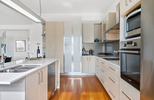 Sandy Bay House | Stunning Renovated Home, close to CBD Sleeps 8.