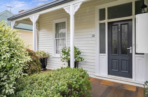Sandy Bay House | Stunning Renovated Home, close to CBD Sleeps 8.