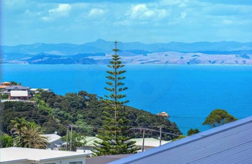 Karkari Peninsula House | Stunning views of the bay - 2 min to the beach!
