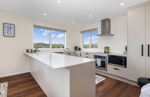 Johnsonville House | Stunning view, privacy, close to ferry & brand-new