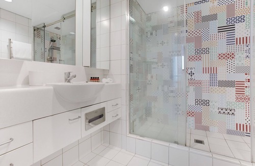 Takapuna Resort | Stunning Views of Rangitoto Kitchen Gym Rooftop Pool Parking