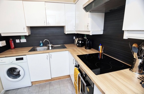 Central Aberdeen Apartment | Stylish 2-Bed Apartment w/Kitchen, UltraFast WiFi