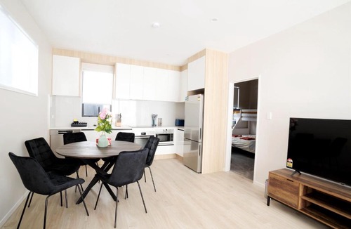 Botany Downs Villa | Stylish 4BR Home, Netflix, Walk to Eateries and Schools