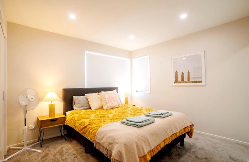 Botany Downs Villa | Stylish 4BR Home, Netflix, Walk to Eateries and Schools