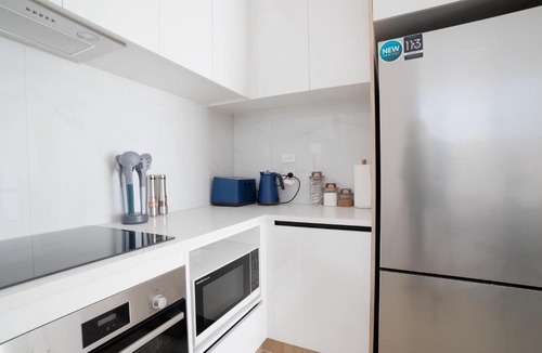 Botany Downs Villa | Stylish 4BR Home, Netflix, Walk to Eateries and Schools
