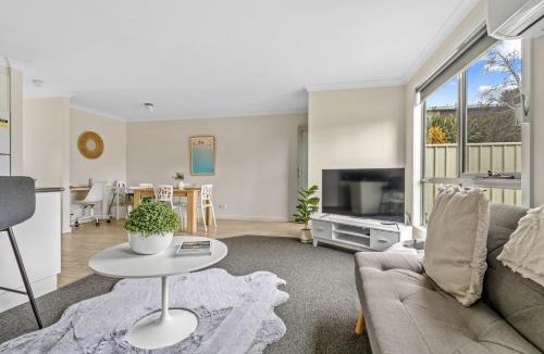 Ravenswood Apartment | Stylish and Spacious Launceston Villa + Free Wifi