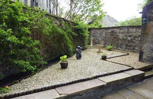 Leith Apartment | Stylish Apartment in Edinburgh City Centre, Sleeps 4. License no. EH-68704-F