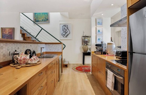 Sullivan's Cove House | Stylish City Townhouse A Block from the Waterfront