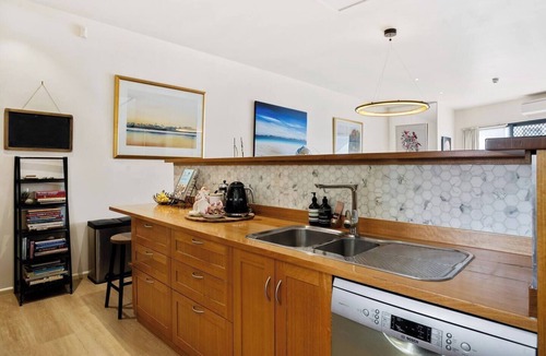 Sullivan's Cove House | Stylish City Townhouse A Block from the Waterfront