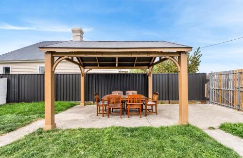 Moonah House | Stylish Family Getaway with Modern Comforts