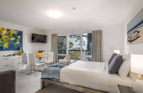 Howrah Apartment | Stylish Retreat with Spectacular Hobart Views, Wifi, Parking,10 mins CBD
