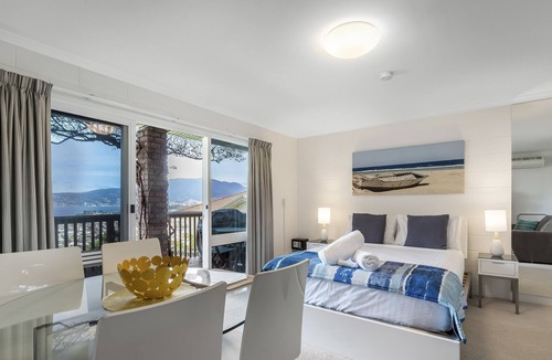 Howrah Apartment | Stylish Retreat with Spectacular Hobart Views, Wifi, Parking,10 mins CBD