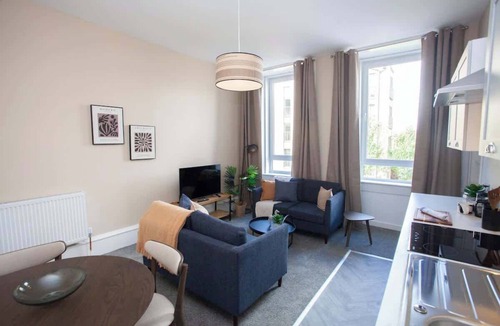 Glasgow House | Stylish Southside 3 Bedroom Flat with Free Parking