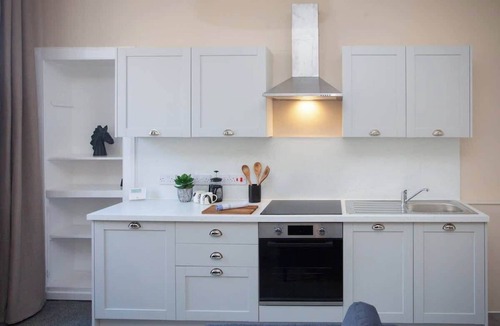 Glasgow House | Stylish Southside 3 Bedroom Flat with Free Parking