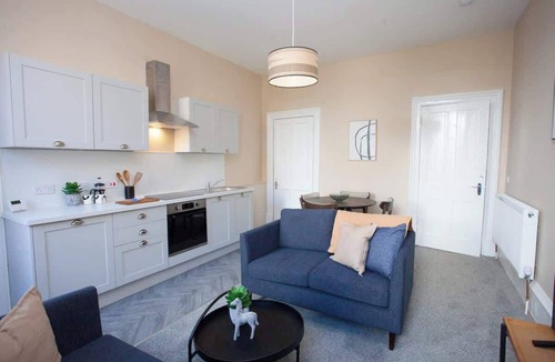 Glasgow House | Stylish Southside 3 Bedroom Flat with Free Parking