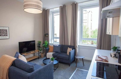Glasgow House | Stylish Southside 3 Bedroom Flat with Free Parking