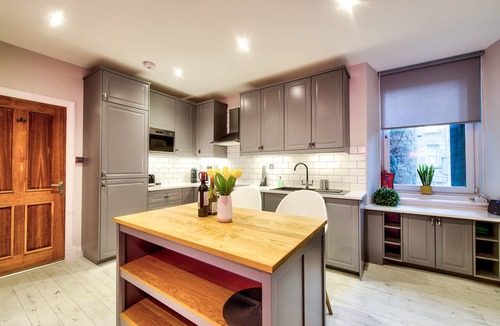 Finnieston Apartment | Stylish & Spacious 3 Bedroom Apt in Finnieston, West End