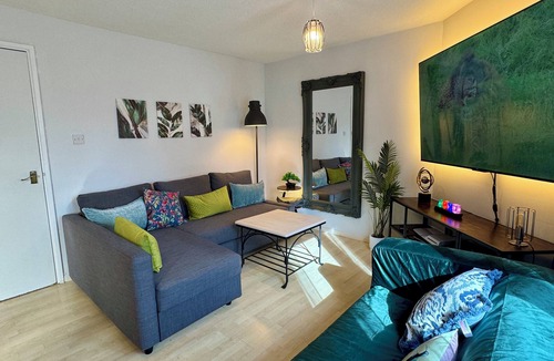 Pleasance Apartment | Stylish & Spacious City-Centre Flat | Prime Location, PS5, Netflix, Dining Space