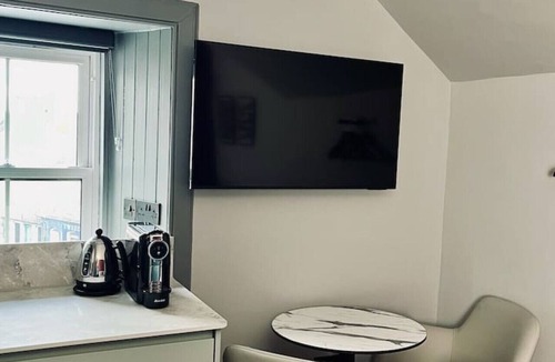 Innerleithen Apartment | Stylish studio room, en-suite & kitchenette