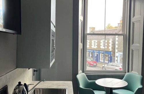 Innerleithen Apartment | Stylish studio room, king, en-suite & kitchenette (room 3)