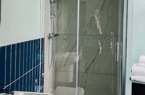 Innerleithen Apartment | Stylish studio room, king, en-suite & kitchenette (room 3)