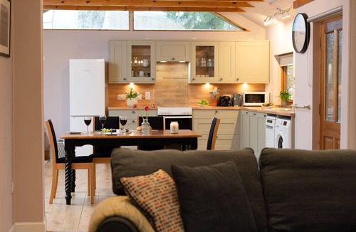 Kincraig Cottage | Suidhe Garden Cottage - a cottage that sleeps 6 guests in 3 bedrooms