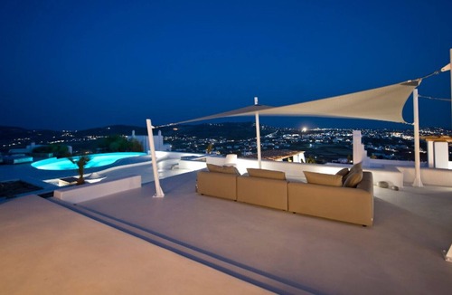Tourlos Villa | Suite Ruby one bedroom suite with shared pool in Agia Sofia