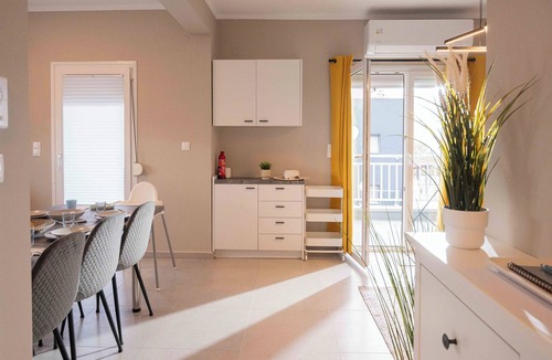 Neoi Epivates Apartment | Sun, beach & city flair - your retreat near Thessaloniki - 8min to the airport