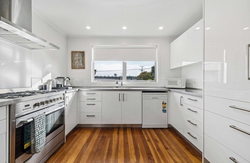 Martinborough House | Sundown on Grove - Martinborough Holiday Home