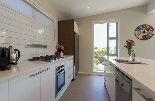 Lowburn Cottage | Sunhaven Lakeside - Cromwell Holiday Home