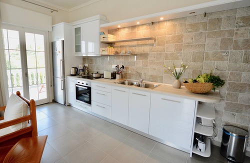 Palaio Tsifliki Apartment | Sunlit, newly renovated apartment with 20sqm balcony and sea view