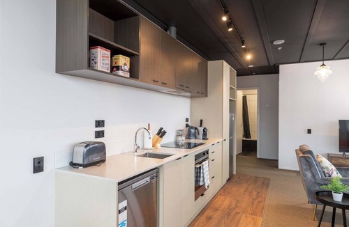 Petone Apartment | Sunny 3BR Petone Apt – Ocean Views, Walk to Shops