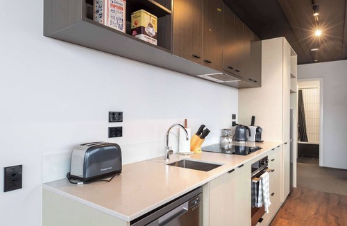 Petone Apartment | Sunny 3BR Petone Apt – Ocean Views, Walk to Shops