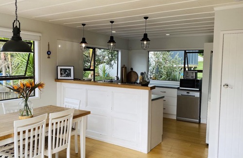 Muriwai House | Sunny, bright inviting home 14 minute walk to the main beach
