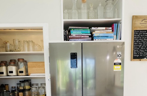 Muriwai House | Sunny, bright inviting home 14 minute walk to the main beach