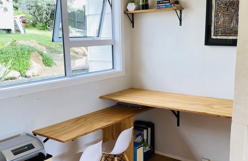 Muriwai House | Sunny, bright inviting home 14 minute walk to the main beach